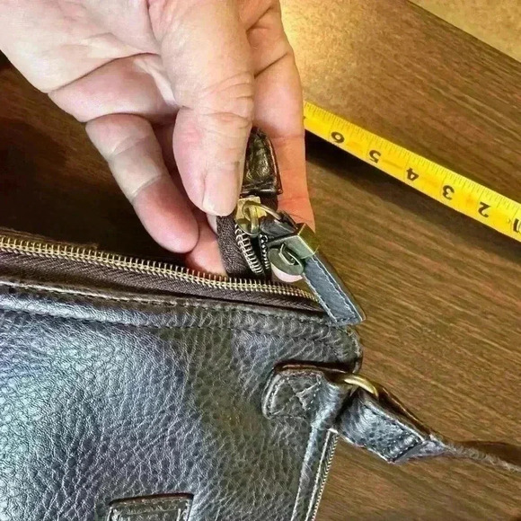 Relic Brown Cross Body Purse. Lots of Pockets. Adjustable Strap. - Picture 9 of 9